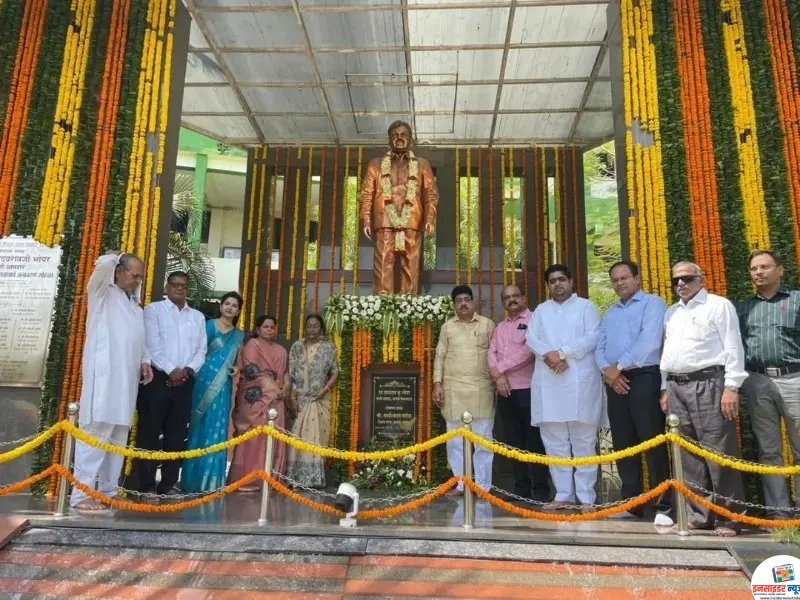 स्व. यादवरावजी भोयर यांच्या जयंतीनिमित्त अभिवादन स्व. यादवरावजी भोयर यांच्या जयंतीनिमित्त अभिवादन