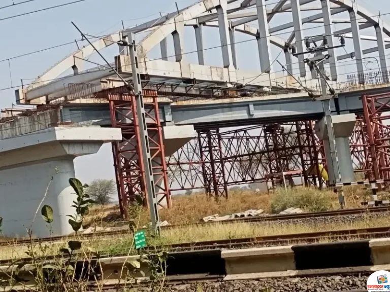 निमखेडा फाटकापासून त्रस्त वाहनधारकांना दिलासा देण्यासाठी ती दिखाव्यासाठी बनविला ओवरब्रिज?