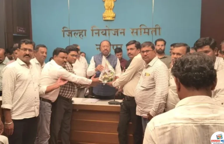नांदगाव ग्रामपंचायतच्या सरपंच पदाच्या पोटनिवडणुकीत भाजप समर्थित उमेदवार दीपक पडोळे ने 13 मतांनी काका बेनीराम पडोळे वर केली मात