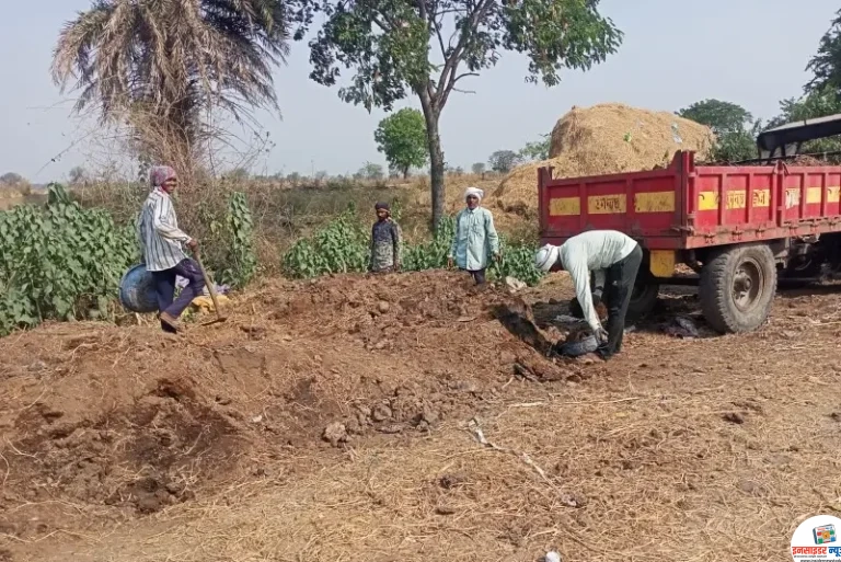 मौदा तालुक्यात पावसाळापूर्व शेती मशागतीच्या कामाला पहाटे चार वाजता पासून सुरुवात