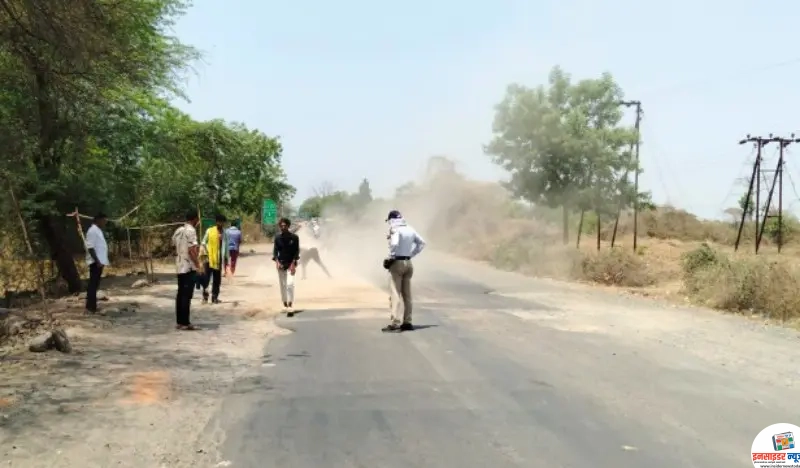 खापा कन्हान नदी पुलावर रस्त्यावर साचलेली रेती ठरली धोकादायक; तात्काळ साफसफाई खापा कन्हान नदी पुलावर रस्त्यावर साचलेली रेती ठरली धोकादायक; तात्काळ साफसफाई