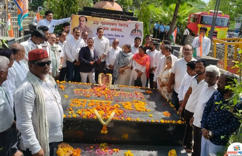 नागपुरात अजनी चौकात राजीव गांधीच्या पुतळ्यास विनम्र अभिवादन नागपुरात अजनी चौकात राजीव गांधीच्या पुतळ्यास विनम्र अभिवादन