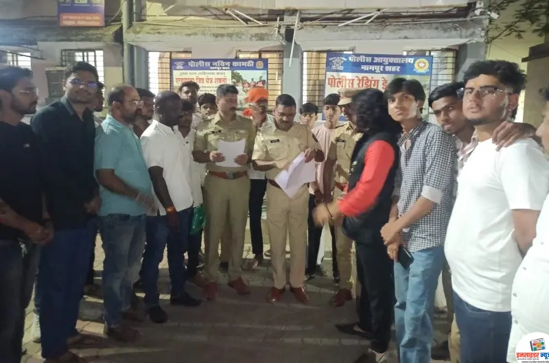 बैठक सुरु असतांना गौरक्षक पोहोचले निवेदन घेऊन बैठक सुरु असतांना गौरक्षक पोहोचले निवेदन घेऊन