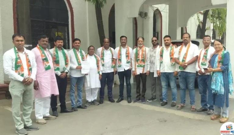 इंधन टंचाई व सततच्या दरवाढी विरोधात ओबीसी काँग्रेसतर्फे जिल्हाधिकारींना दिले निवेदन