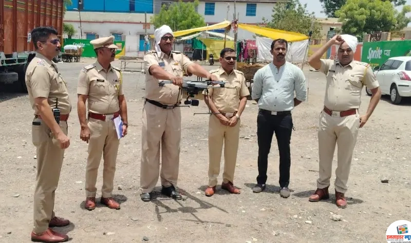 बकरी ईदच्या पाश्वरभूमीवर पोलिसांचा रूट मार्च ड्रोन पाहणी बकरी ईदच्या पाश्वरभूमीवर पोलिसांचा रूट मार्च ड्रोन पाहणी