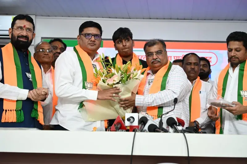 माजी मंत्री प्राजक्त तनपुरे यांच्यासह राष्ट्रवादी शरद पवार पक्षाच्या शेकडो पदाधिकाऱ्यांचा भाजपात प्रवेश माजी मंत्री प्राजक्त तनपुरे यांच्यासह राष्ट्रवादी शरद पवार पक्षाच्या शेकडो पदाधिकाऱ्यांचा भाजपात प्रवेश