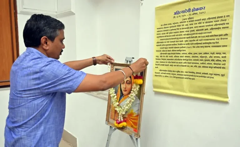 विभागीय आयुक्त कार्यालयात पुण्यश्लोक राजमाता अहिल्यादेवी होळकर यांना अभिवादन