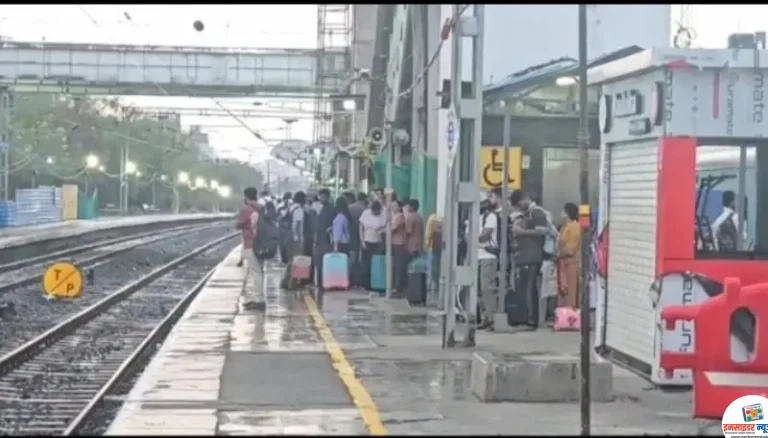 विदर्भ एक्स्प्रेसला विलंब, अजनी स्थानकावर प्रवासी भिजले