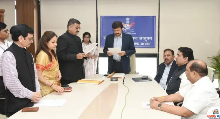 महाराष्ट्र राज्य सेवा हक्क आयोगाच्या नागपूर आयुक्त पदाची संदीप देशमुख यांनी घेतली शपथ