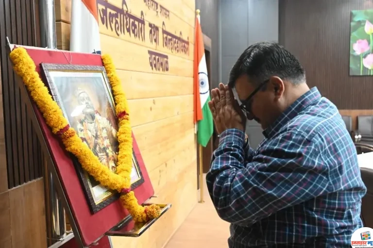 जिल्हाधिकारी कार्यालयात छत्रपती संभाजी महाराज यांना अभिवादन