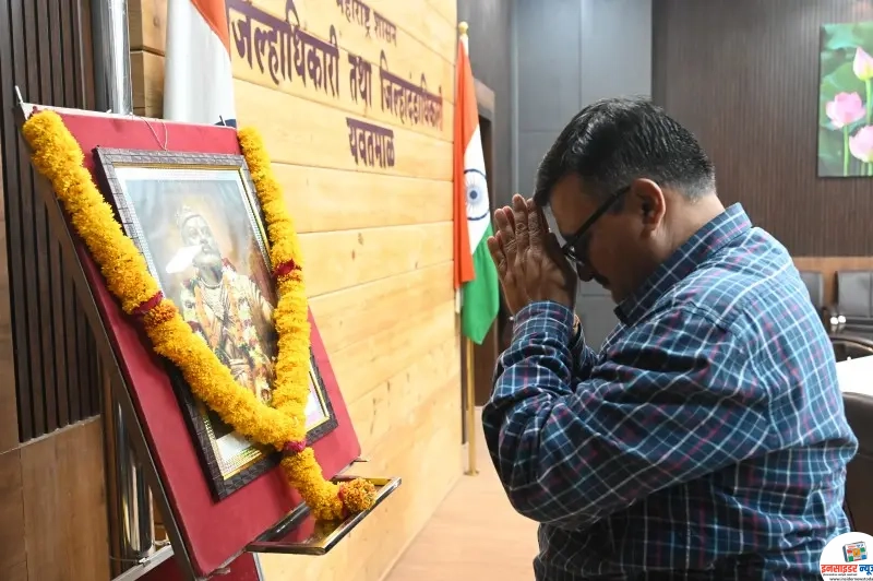 जिल्हाधिकारी कार्यालयात छत्रपती संभाजी महाराज यांना अभिवादन जिल्हाधिकारी कार्यालयात छत्रपती संभाजी महाराज यांना अभिवादन