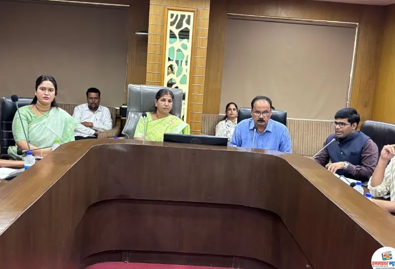महापौर यांच्या अध्यक्षतेखाली चंद्रपूर शहर महानगरपालिकेत मान्सून पूर्व तयारीबाबत आढावा बैठक महापौर यांच्या अध्यक्षतेखाली चंद्रपूर शहर महानगरपालिकेत मान्सून पूर्व तयारीबाबत आढावा बैठक