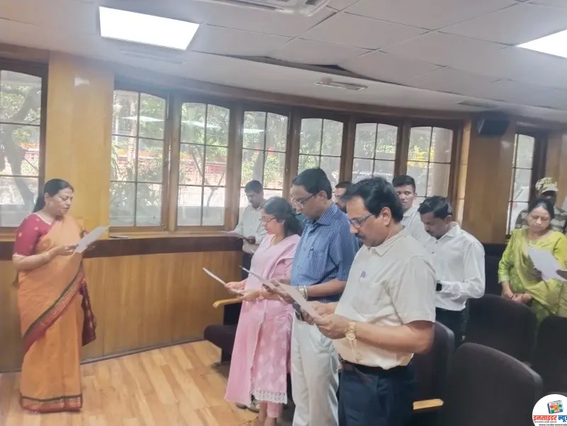 दहशतवाद व हिंसाचार विरोधी दिनानिमित्त महाराष्ट्र सदनात कर्मचाऱ्यांनी घेतली शपथ दहशतवाद व हिंसाचार विरोधी दिनानिमित्त महाराष्ट्र सदनात कर्मचाऱ्यांनी घेतली शपथ