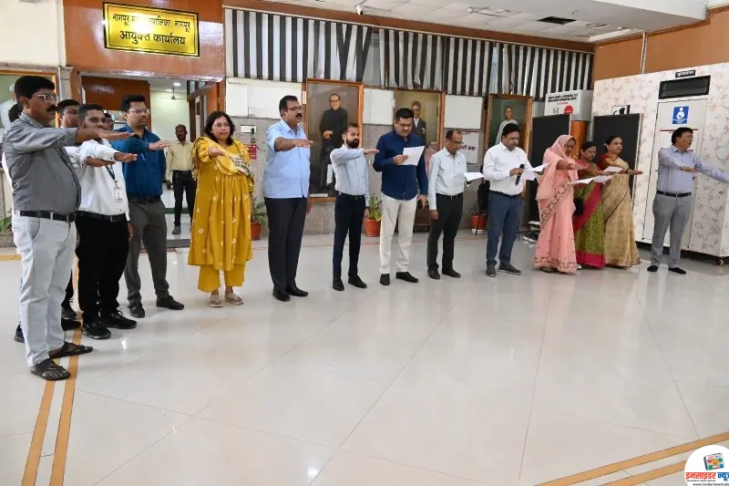 मनपा कर्मचाऱ्यांनी घेतली दहशतवाद विरोधी शपथ मनपा कर्मचाऱ्यांनी घेतली दहशतवाद विरोधी शपथ