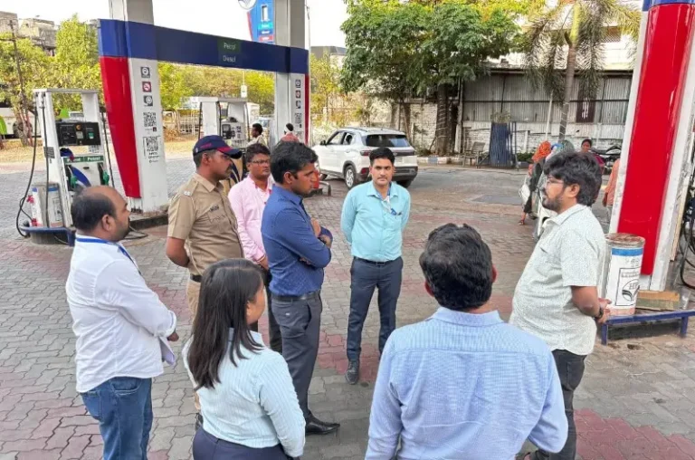 पेट्रोल पंपांची जिल्हाधिकाऱ्यांकडून पाहणी ;शेतकऱ्यांना प्राधान्याने डिझेल देण्याच्या सूचना