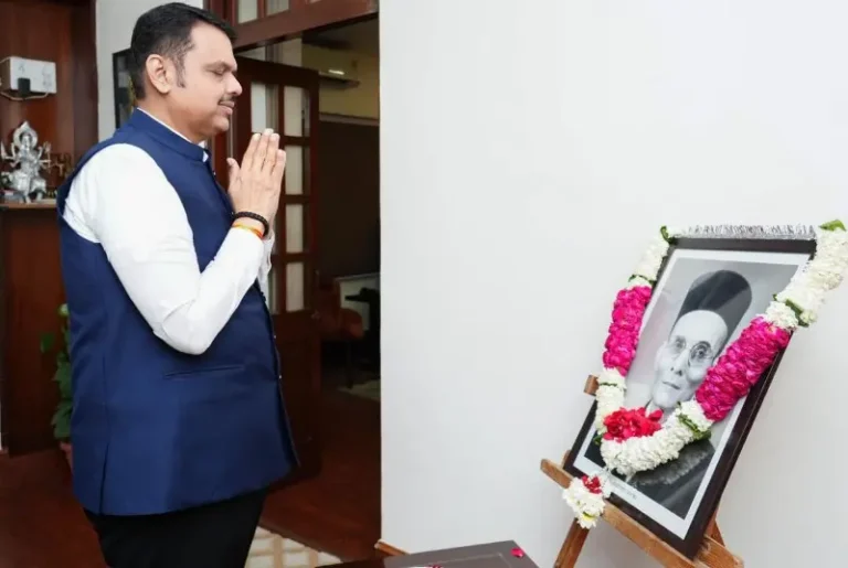मुख्यमंत्री देवेंद्र फडणवीस यांच्याकडून स्वातंत्र्यवीर सावरकर यांना अभिवादन