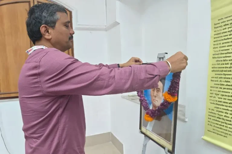 विभागीय आयुक्त कार्यालयात स्वातंत्र्यवीर वि.दा.सावरकर यांना अभिवादन
