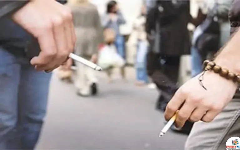सार्वजनिक पैदल मार्ग अब बनते जा रहे युवाओं के धूम्रपान अड्डे  