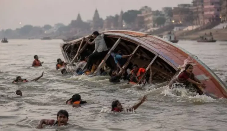 पटना-गंगा में 15 लोगों से भरी नाव डूबी, 3 मौतें :4 लोग लापता