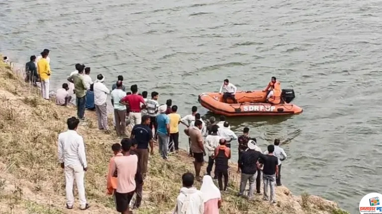 यमुना नदी में नाव पलटने से 5 बच्चों समेत 6 लोग लापता