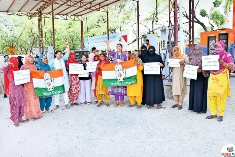 बढती महंगाई के खिलाफ महिला कॉंग्रेस का विराेध प्रदर्शन