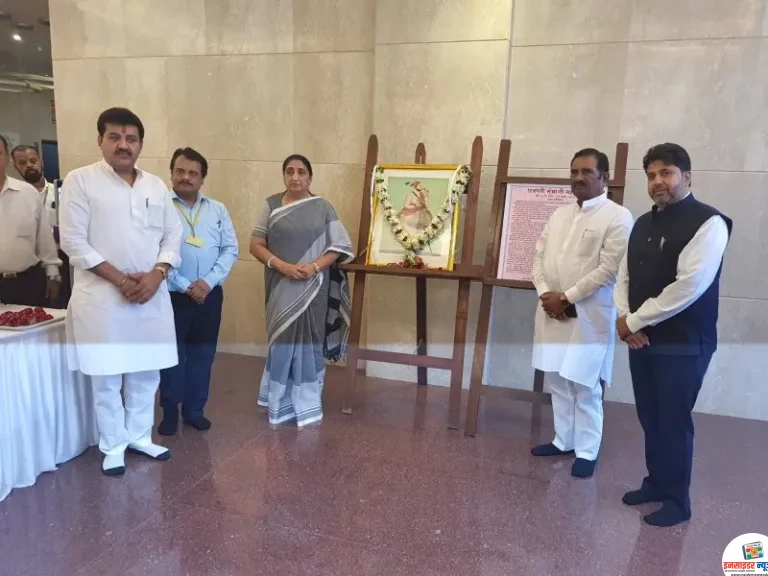 छत्रपती संभाजी महाराजांच्या जयंतीनिमित्त  उपमुख्यमंत्री सुनेत्रा पवार यांच्याकडून मंत्रालयात अभिवादन