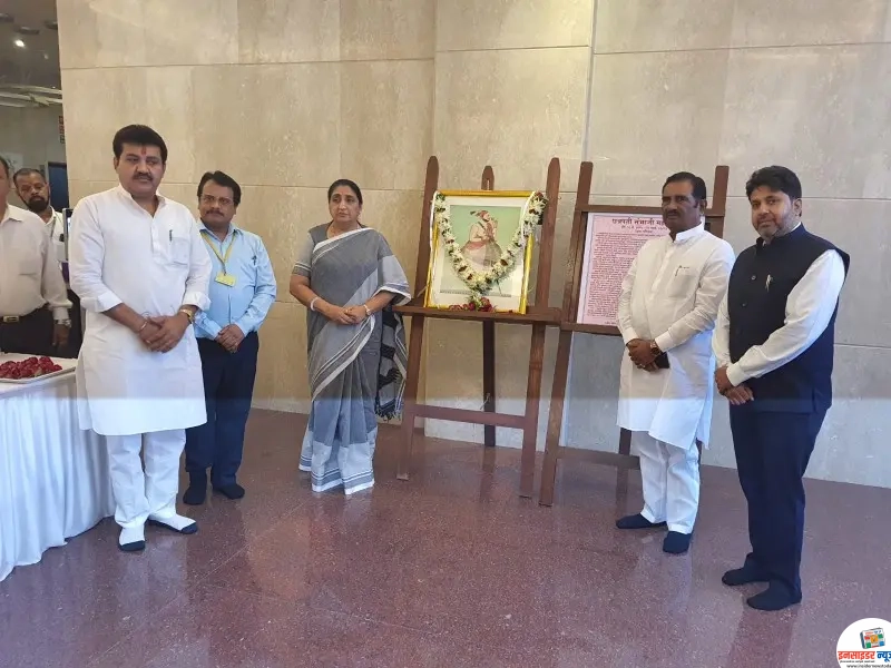 छत्रपती संभाजी महाराजांच्या जयंतीनिमित्त उपमुख्यमंत्री सुनेत्रा पवार यांच्याकडून मंत्रालयात अभिवादन छत्रपती संभाजी महाराजांच्या जयंतीनिमित्त उपमुख्यमंत्री सुनेत्रा पवार यांच्याकडून मंत्रालयात अभिवादन