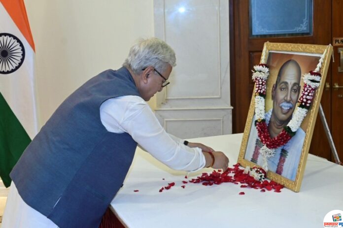 राष्ट्रसंततुकडोजीमहाराजयांनाराज्यपालांचेअभिवादन(1)_copy_800x532