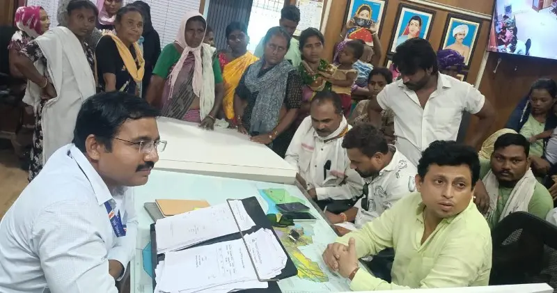 कन्हान शहरात भीषण पाणीटंचाई; संतप्त नागरिकांचा मुख्याधिकारी ला घेराव कन्हान शहरात भीषण पाणीटंचाई; संतप्त नागरिकांचा मुख्याधिकारी ला घेराव