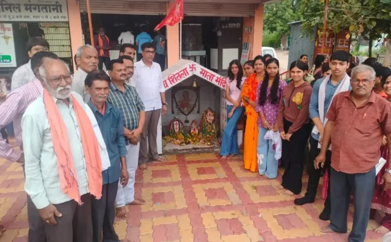 वटपौर्णिमेच्या निमित्त गुणवंत विद्यार्थ्यांचा गौरव; रोख पारितोषिक व वृक्षवाटप