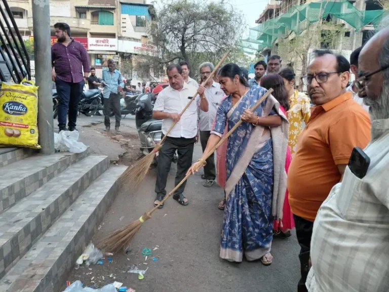 मनपाने बाजार परिसरात राबवले स्वच्छता अभियान