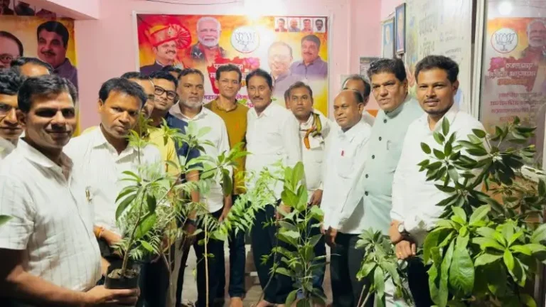 माजी आमदार मल्लिकार्जुन रेड्डी यांच्यातर्फे जागतिक पर्यावरण दिनाच्या निमित्ताने भाजपा पदाधिकारी, पत्रकार बंधूं, नागरिकांना रुक्ष वाटत करण्यात आले