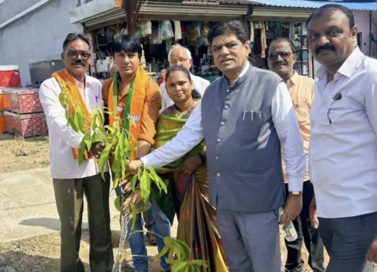 पूर्व विधायक रेड्डी द्वारा देवलापार में वृक्षारोपण