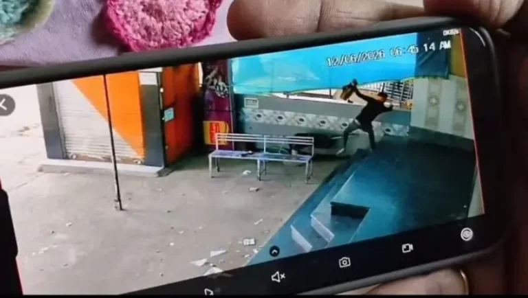 होटल के सामने से ८२ हजार उडाये