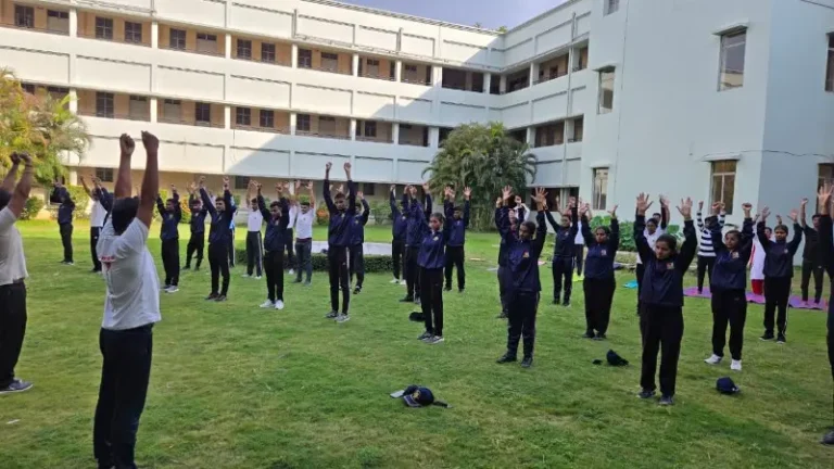 योगासनों से अपने जीवन को स्वस्थ बनाएं – डॉ. सेलोकर
