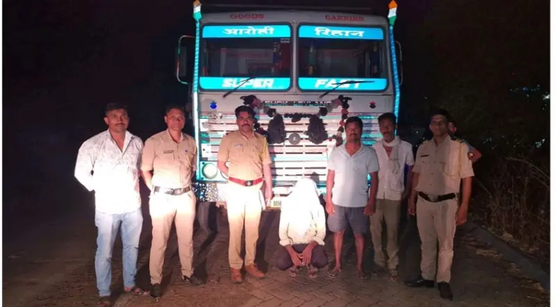 करडी पोलिसांची मोठी कारवाई; अवैध रेती वाहतूक करणारा ३० लाखांचा टिप्पर जप्त करडी पोलिसांची मोठी कारवाई; अवैध रेती वाहतूक करणारा ३० लाखांचा टिप्पर जप्त
