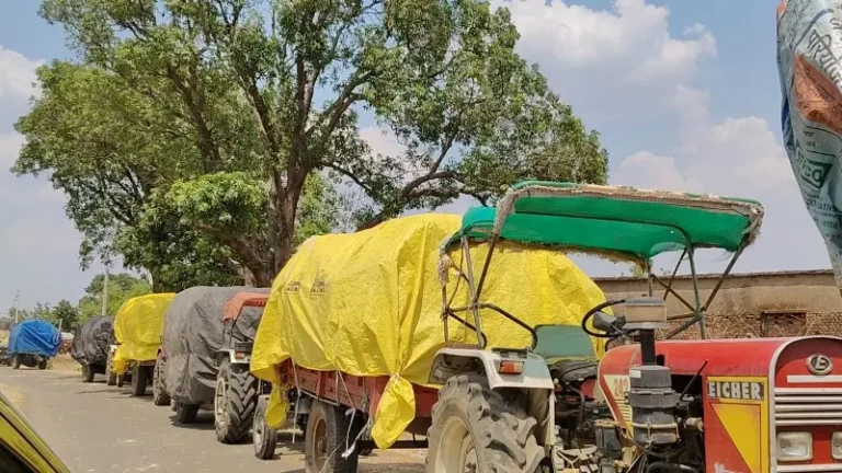 “प्रशासनाचा ढिसाळ कारभार! कुंभलीत मका खरेदीसाठी २ किमी लांब रांगा; ९ दिवसांपासून शेतकरी रस्त्यावर”