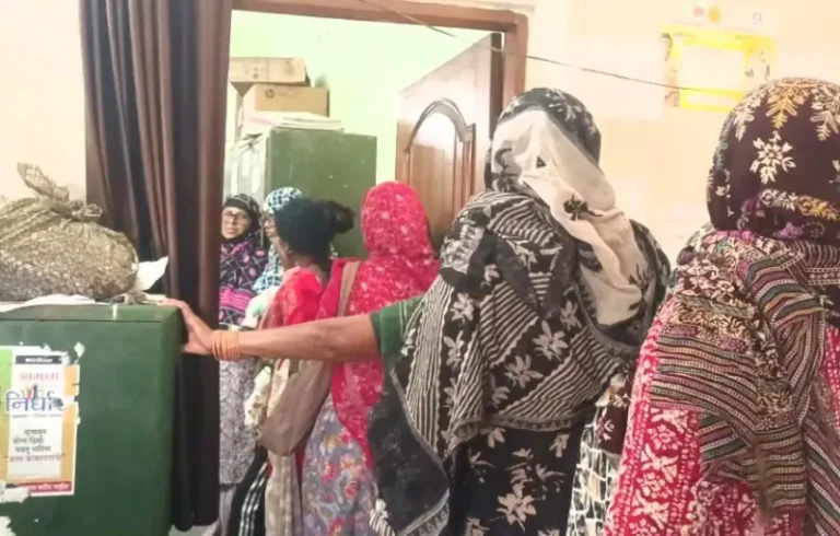 4 महिन्यांपासून मानधन रखडल्याने ‘लाडक्या बहिणीं’चा संताप; जिल्हा कार्यालयात महिलांच्या लांबच लांब रांगा