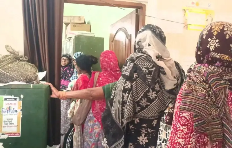 4 महिन्यांपासून मानधन रखडल्याने ‘लाडक्या बहिणीं’चा संताप; जिल्हा कार्यालयात महिलांच्या लांबच लांब रांगा 4 महिन्यांपासून मानधन रखडल्याने ‘लाडक्या बहिणीं’चा संताप; जिल्हा कार्यालयात महिलांच्या लांबच लांब रांगा