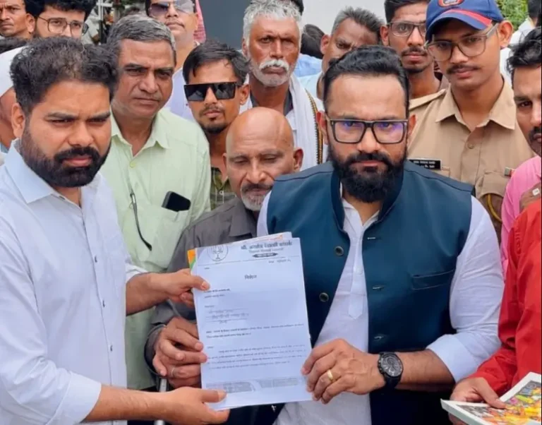 दिव्यांगांच्या ५५ प्रमुख मागण्यांसाठी भंडारा जिल्हाधिकाऱ्यांना निवेदन; स्थानिक स्तरावरील २५३ समस्यांचा पाढा वाचला