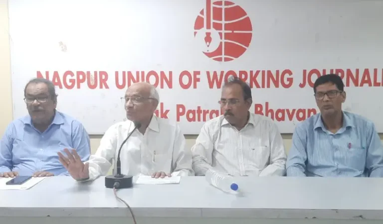 अखिल भारतीय विमा कर्मचारी संघटनेच्या प्लॅटिनम ज्युबिली वर्षानिमित्त विश्वशांतीसाठी मानवी साखळीचे आयोजन