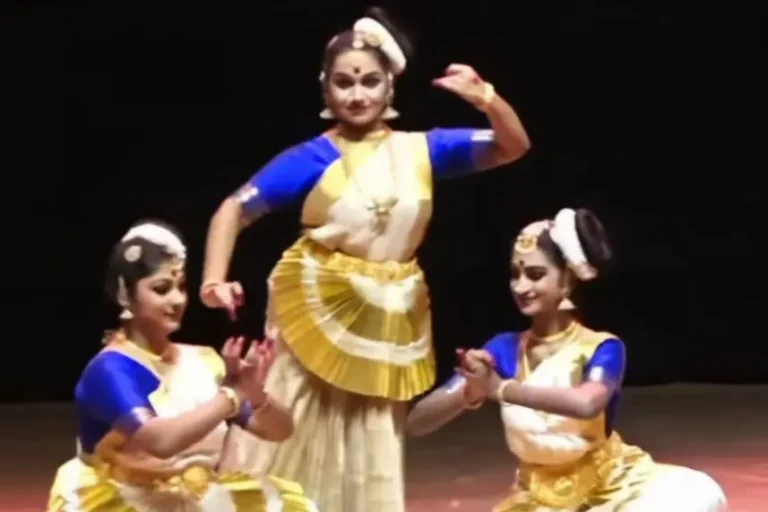 श्रीकृष्ण नृत्यालयाच्या विद्यार्थिनींची राष्ट्रीय ‘युवा कलोत्सवा’त मोहिनीयट्टमची मोहक प्रस्तुती