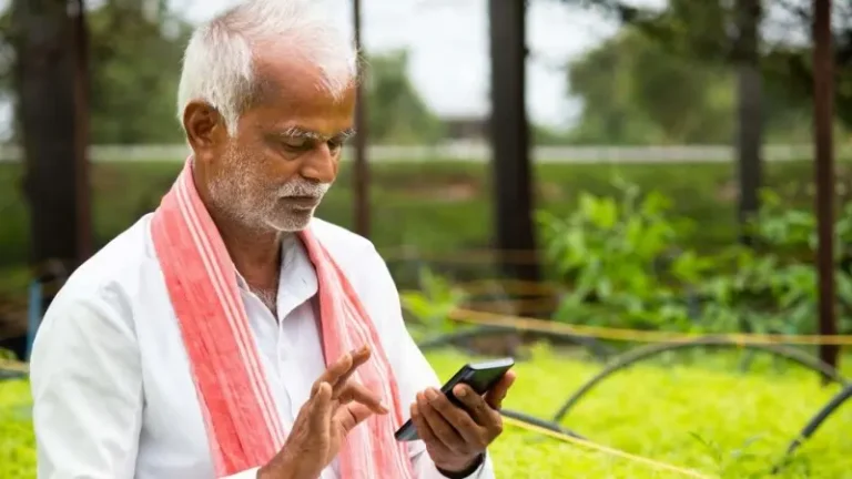 डिजिटल व्यवस्था के सामने बुजुर्ग किसान बेबस