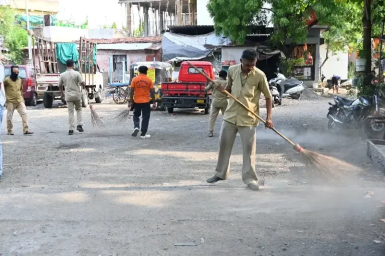 शहरातील झोपडपट्टी परिसरात मनपाची स्वच्छता