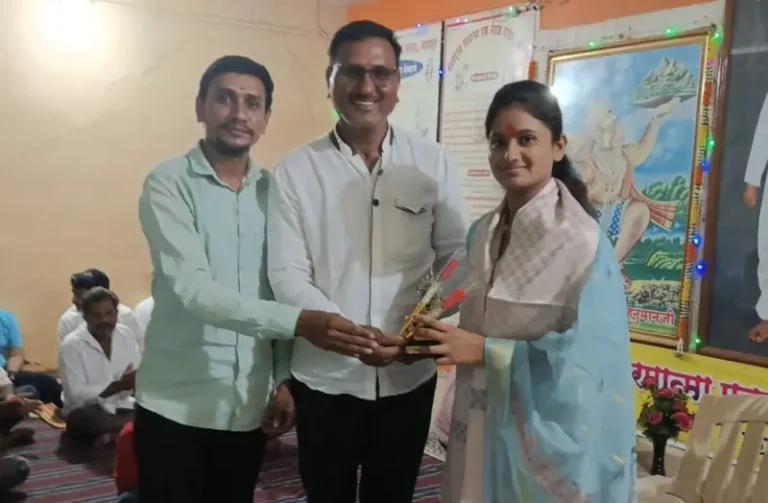 मुंबई पोलीस पदी निवड झाल्याबद्दल खरडा येथील युवती श्रावणी तांबुलकरचा मानव मंदिर येथे सत्कार
