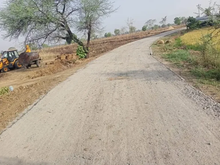 ड्रायलीन काँक्रीटवर टाकण्यासाठी आणलेले पोत्याचे बंडल, पंधरा दिवसापासून रस्त्याशेजारी तसेच पडून, साडेपाच करोड अंदाजपत्रकीय किंमत असलेल्या धानोली- तोंडली- खिडकी या सिमेंट रस्त्या बांधकामाच्या गुणवत्तेवर प्रश्नचिन्ह?