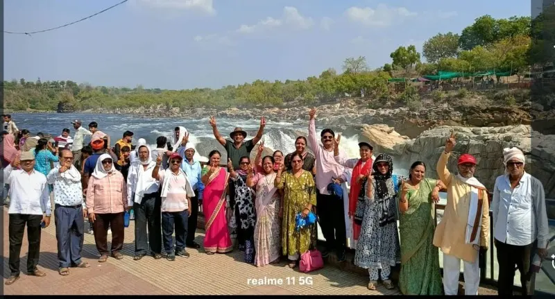 श्रीहरीनगर येथील ज्येष्ठ नागरिकांची अधिक मास निमित्ताने दर्शनीय सहल श्रीहरीनगर येथील ज्येष्ठ नागरिकांची अधिक मास निमित्ताने दर्शनीय सहल