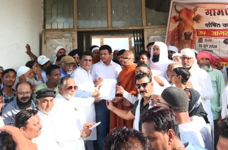 गाईला राष्ट्रीय प्राणी पशु घोषित करण्याच्या मागणीसाठी कौमी एकता मंचच्या वतीने तहसीलदाराला निवेदन दिले