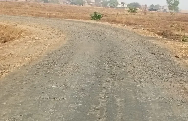 मौदा तहसील कार्यालयात मुरूम रायल्ट्या पावत्या संपल्याने पंधरा दिवस तुटवडा, त्यातच नवीन अटी शर्तीमुळे मुरूम अभावी तालुक्यात मोठ्या प्रमाणात सुरू असलेले रस्त्यांचे कामे कासवगतीने 
