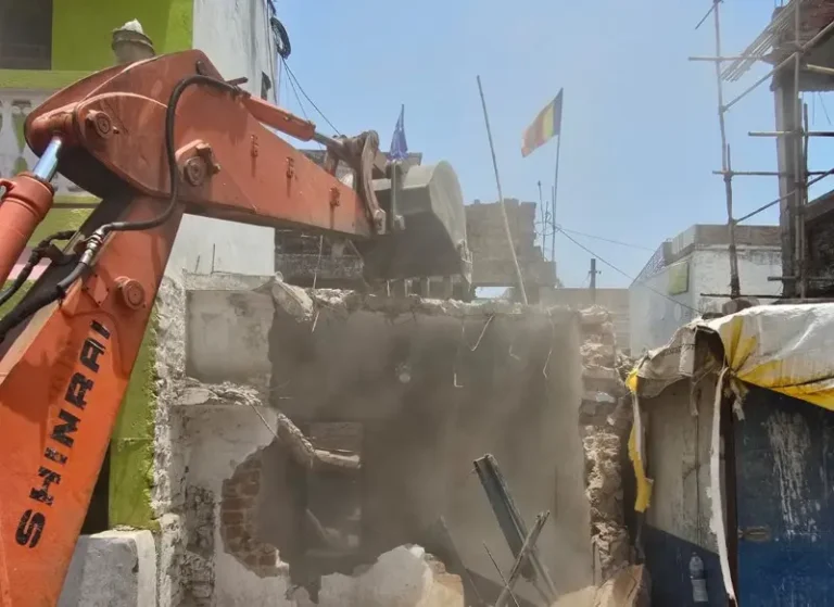 कामठी नगर परिषदेकडून अतिक्रमणविरोधी धडक मोहीम; रमानगर आरओबी परिसरात कारवाई
